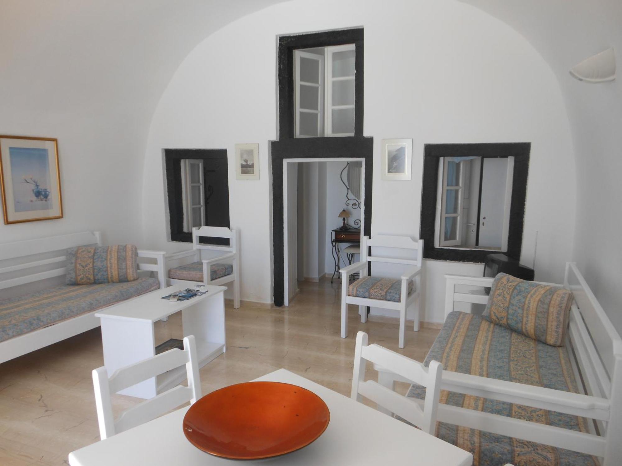 Nomikos Fira (Santorini)